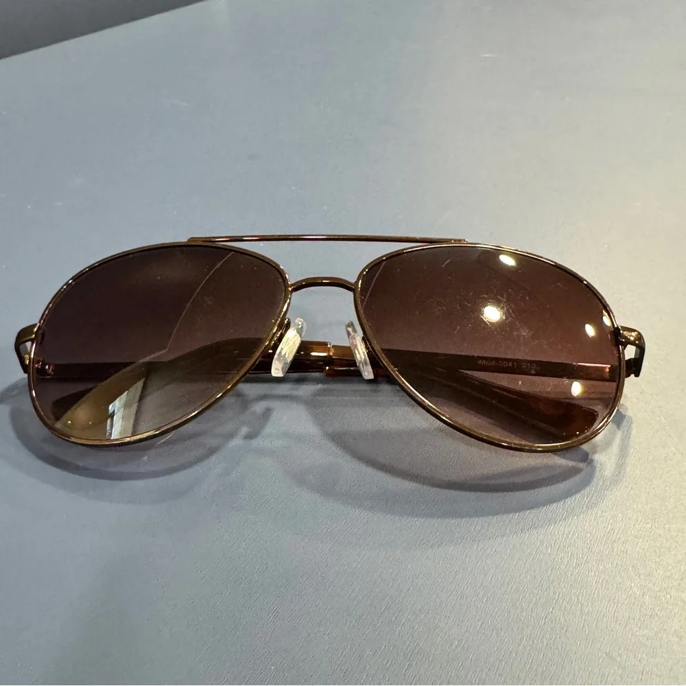 Oscar de la Renta Brown Aviator Sunglasses - Classic Metal Frame in Brown